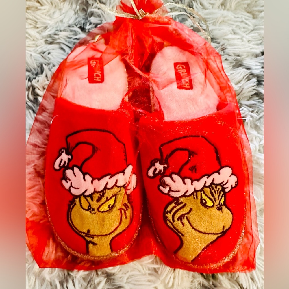 Primark Grinch holiday slippers - 9/10